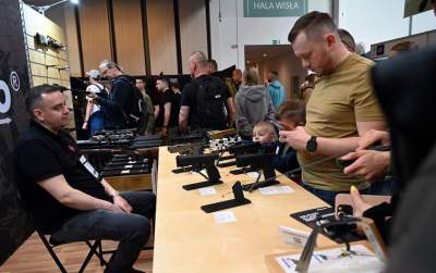 Zabawy dzieci z bronią na targach myśliwych w Krakowie, protesty aktywistów - zdjęcie 10