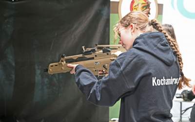 Zabawy dzieci z bronią na targach myśliwych w Krakowie, protesty aktywistów - zdjęcie 3