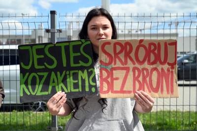 Zabawy dzieci z bronią na targach myśliwych w Krakowie, protesty aktywistów - zdjęcie 28