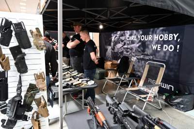 Zabawy dzieci z bronią na targach myśliwych w Krakowie, protesty aktywistów - zdjęcie 6