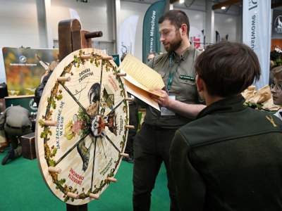 Zabawy dzieci z bronią na targach myśliwych w Krakowie, protesty aktywistów - zdjęcie 14