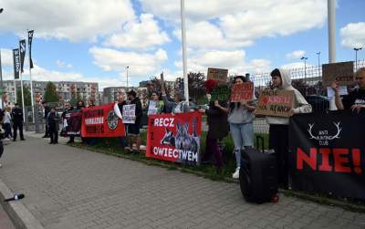 Zabawy dzieci z bronią na targach myśliwych w Krakowie, protesty aktywistów - zdjęcie 32