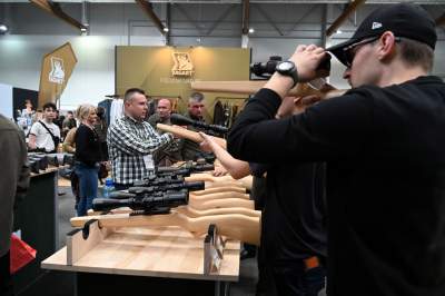 Zabawy dzieci z bronią na targach myśliwych w Krakowie, protesty aktywistów - zdjęcie 12