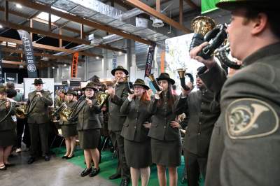 Zabawy dzieci z bronią na targach myśliwych w Krakowie, protesty aktywistów - zdjęcie 15