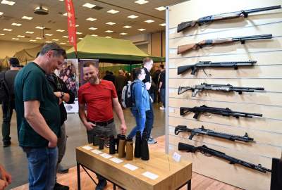 Zabawy dzieci z bronią na targach myśliwych w Krakowie, protesty aktywistów - zdjęcie 7