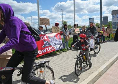 Zabawy dzieci z bronią na targach myśliwych w Krakowie, protesty aktywistów - zdjęcie 27