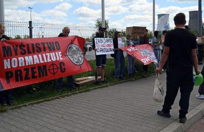 Zabawy dzieci z bronią na targach myśliwych w Krakowie, protesty aktywistów - zdjęcie 31