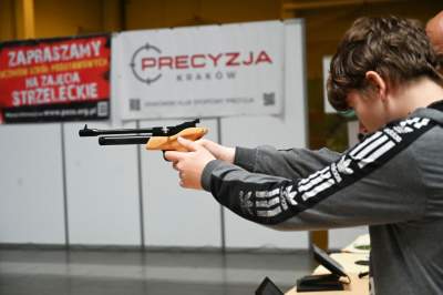 Zabawy dzieci z bronią na targach myśliwych w Krakowie, protesty aktywistów - zdjęcie 1