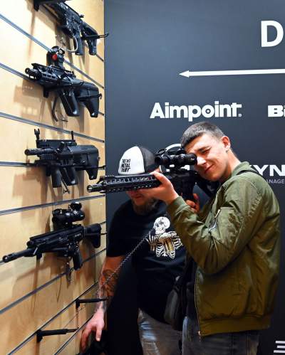 Zabawy dzieci z bronią na targach myśliwych w Krakowie, protesty aktywistów - zdjęcie 4