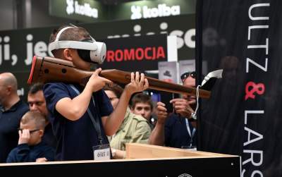 Zabawy dzieci z bronią na targach myśliwych w Krakowie, protesty aktywistów - zdjęcie 2