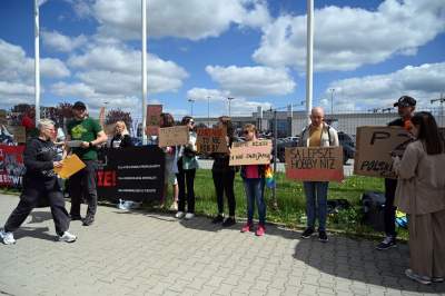 Zabawy dzieci z bronią na targach myśliwych w Krakowie, protesty aktywistów - zdjęcie 29