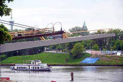 Trwa budowa kładki pieszo rowerowej z Kazimierza na Ludwinów - zdjęcie 8