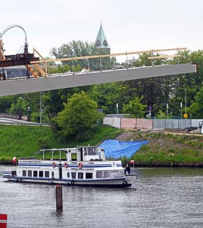 Trwa budowa kładki pieszo rowerowej z Kazimierza na Ludwinów - zdjęcie 7