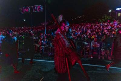 Rewelacyjny pokaz pod Wawelem, smokom towarzyszył królewski orszak - zdjęcie 41