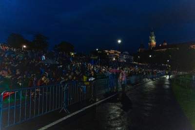 Rewelacyjny pokaz pod Wawelem, smokom towarzyszył królewski orszak - zdjęcie 2