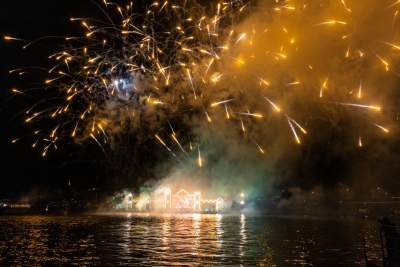 Rewelacyjny pokaz pod Wawelem, smokom towarzyszył królewski orszak - zdjęcie 9