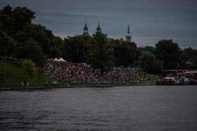 Rewelacyjny pokaz pod Wawelem, smokom towarzyszył królewski orszak - zdjęcie 4