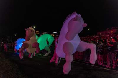 Rewelacyjny pokaz pod Wawelem, smokom towarzyszył królewski orszak - zdjęcie 37