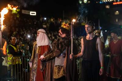 Rewelacyjny pokaz pod Wawelem, smokom towarzyszył królewski orszak - zdjęcie 14