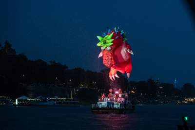 Rewelacyjny pokaz pod Wawelem, smokom towarzyszył królewski orszak - zdjęcie 5