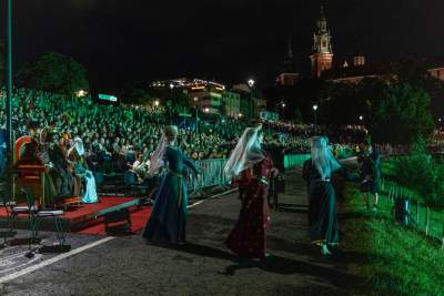 Rewelacyjny pokaz pod Wawelem, smokom towarzyszył królewski orszak - zdjęcie 31