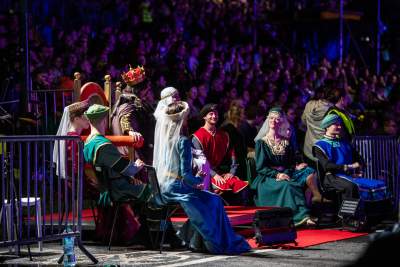 Rewelacyjny pokaz pod Wawelem, smokom towarzyszył królewski orszak - zdjęcie 42