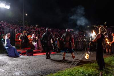 Rewelacyjny pokaz pod Wawelem, smokom towarzyszył królewski orszak - zdjęcie 44