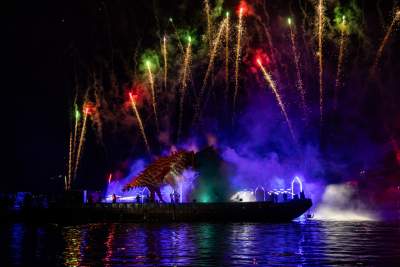 Rewelacyjny pokaz pod Wawelem, smokom towarzyszył królewski orszak - zdjęcie 19