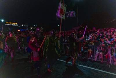 Rewelacyjny pokaz pod Wawelem, smokom towarzyszył królewski orszak - zdjęcie 40