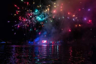 Rewelacyjny pokaz pod Wawelem, smokom towarzyszył królewski orszak - zdjęcie 8