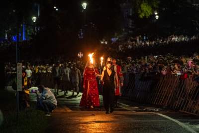 Rewelacyjny pokaz pod Wawelem, smokom towarzyszył królewski orszak - zdjęcie 7