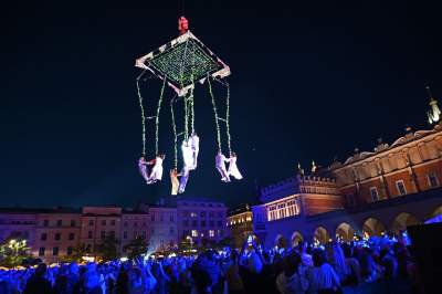 Podniebny spektakl na Rynku Głównym w Krakowie. Rewelacja! - zdjęcie 18