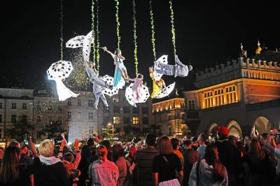 Podniebny spektakl na Rynku Głównym w Krakowie. Rewelacja! - zdjęcie 34