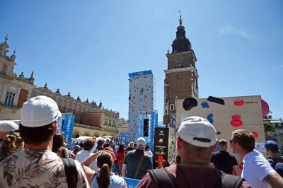 Wspinaczkowe szaleństwo na Rynku Głównym w Krakowie - zdjęcie 26