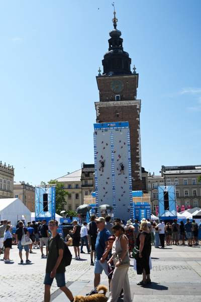 Wspinaczkowe szaleństwo na Rynku Głównym w Krakowie - zdjęcie 2