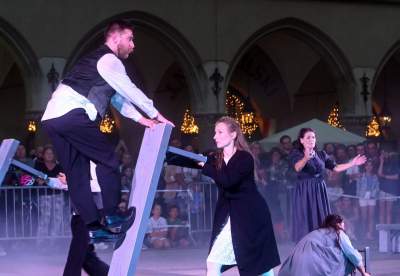 Spektakularny koniec festiwalu teatrów ulicznych na Rynku Głównym - zdjęcie 9