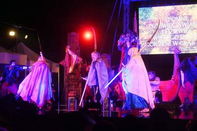 Spektakularny koniec festiwalu teatrów ulicznych na Rynku Głównym - zdjęcie 35
