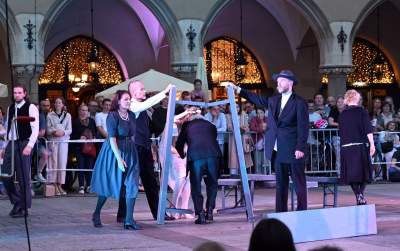 Spektakularny koniec festiwalu teatrów ulicznych na Rynku Głównym - zdjęcie 2