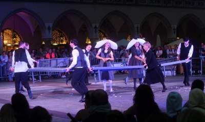 Spektakularny koniec festiwalu teatrów ulicznych na Rynku Głównym - zdjęcie 15