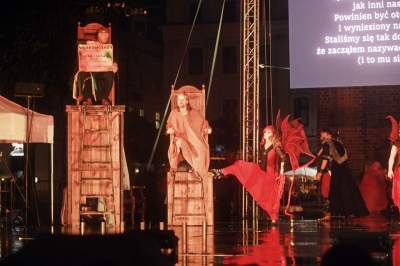 Spektakularny koniec festiwalu teatrów ulicznych na Rynku Głównym - zdjęcie 23