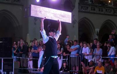 Spektakularny koniec festiwalu teatrów ulicznych na Rynku Głównym - zdjęcie 8