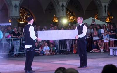 Spektakularny koniec festiwalu teatrów ulicznych na Rynku Głównym - zdjęcie 6