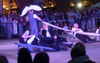 Spektakularny koniec festiwalu teatrów ulicznych na Rynku Głównym - zdjęcie 12