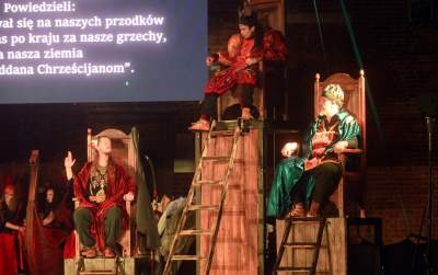 Spektakularny koniec festiwalu teatrów ulicznych na Rynku Głównym - zdjęcie 26