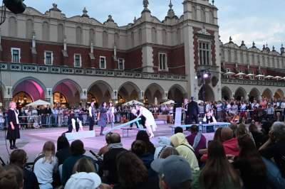 Spektakularny koniec festiwalu teatrów ulicznych na Rynku Głównym - zdjęcie 1