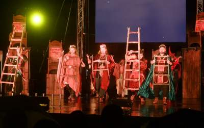 Spektakularny koniec festiwalu teatrów ulicznych na Rynku Głównym - zdjęcie 19