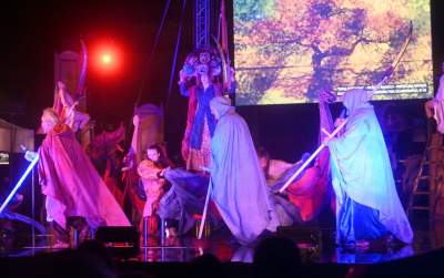 Spektakularny koniec festiwalu teatrów ulicznych na Rynku Głównym - zdjęcie 33