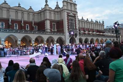 Spektakularny koniec festiwalu teatrów ulicznych na Rynku Głównym - zdjęcie 4