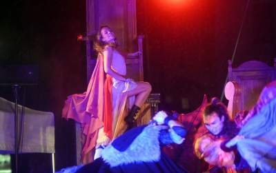 Spektakularny koniec festiwalu teatrów ulicznych na Rynku Głównym - zdjęcie 32