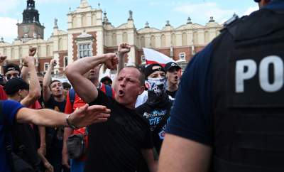 Wulgarne, faszystowskie hasła na Rynku Głównym, była też kontrmanifestacja - zdjęcie 17